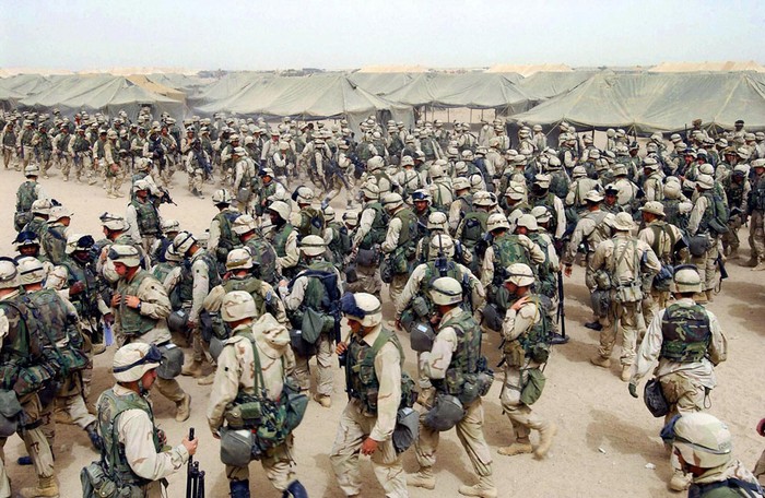 Lính thủy đánh bộ Mỹ từ Tiểu đoàn 2, Tập đoàn quân số 8 đang chuẩn bị nhận lệnh xâm nhập vào lãnh thổ Iraq từ Kuwait vào ngày 20/3/2003.